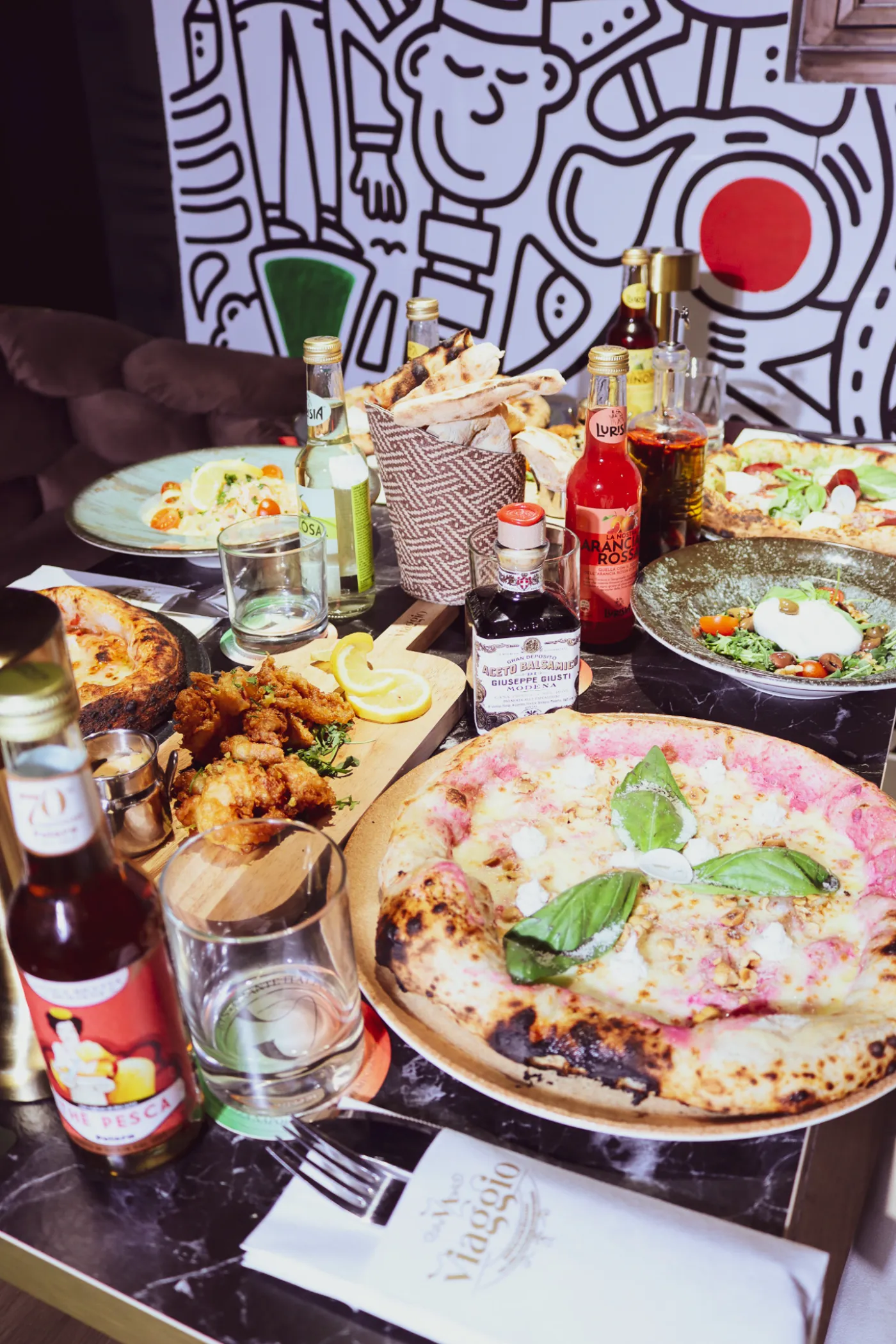 Table garnie de pizzas napolitaines, burrata et fritto misto chez Viaggio